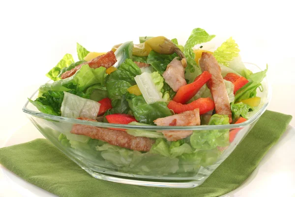 Смешанный салат с полосками индейки — стоковое фото
