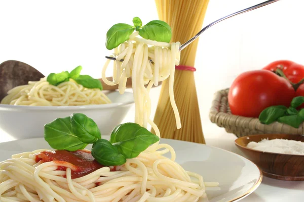 Спагетти на вилке — стоковое фото