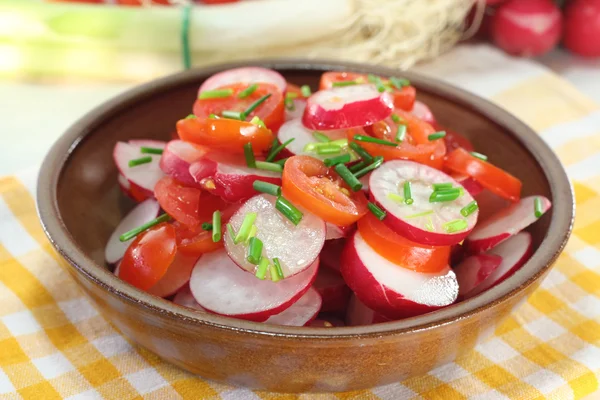 Салат з редьки та помідорів — стокове фото