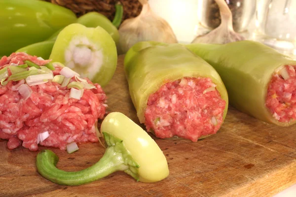 Raw stuffed peppers — Stock Photo, Image