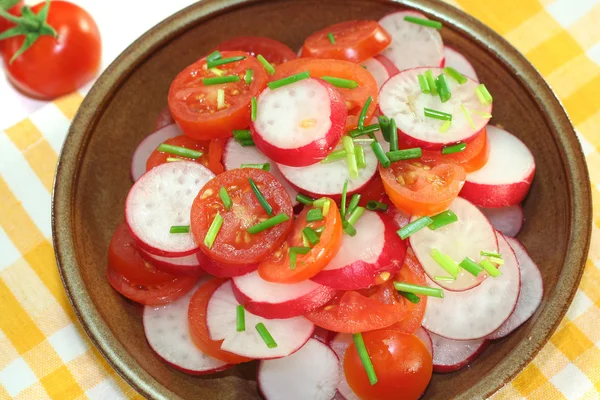 Salada de rabanete e tomate — Fotografia de Stock