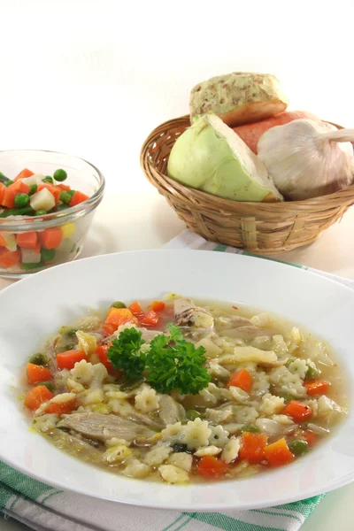 鶏や新鮮な野菜と鶏スープ — ストック写真