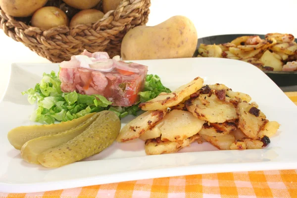 Patatas Fritas Con Gelatina Cebolla Fresca Salsa Remoulade — Foto de Stock