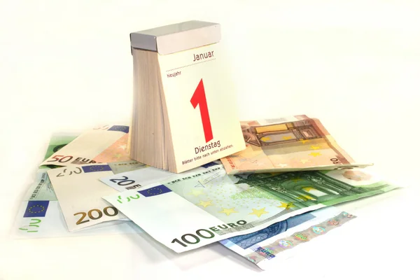 白い背景の上のカレンダーと多くのユーロ紙幣 — ストック写真