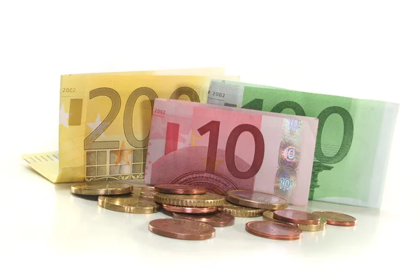ユーロ紙幣とユーロ硬貨白い背景の上 — ストック写真