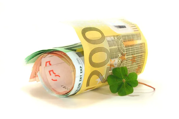 Notas Euro Com Trevo Quatro Folhas Sobre Fundo Branco — Fotografia de Stock