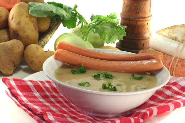 新鮮なパセリ ウインナー ソーセージとポテトのスープ — ストック写真