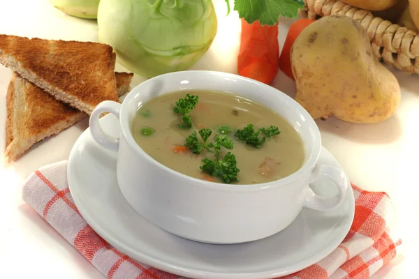 新鮮なパセリとベーコンとジャガイモのスープ — ストック写真