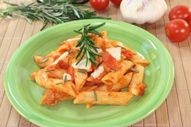 Domates Sos, parmesan ve biberiye ile Penne