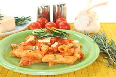 Domates Sos, parmesan ve biberiye ile Penne