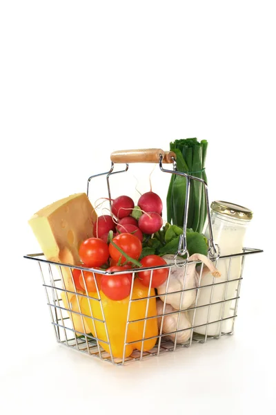Einkaufskorb Mit Milch Käse Und Gemischtem Gemüse — Stockfoto