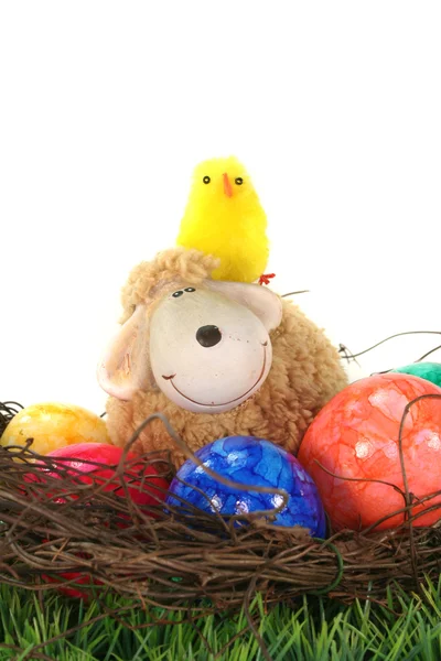 复活节与复活节蛋 羊和鸡在一片绿色的草地上的篮子里 — 图库照片