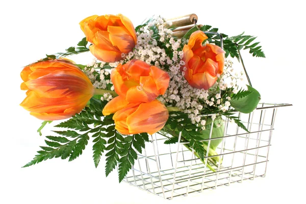 Tulpen in een mand — Stockfoto