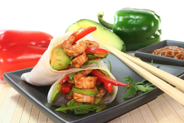 Asiatische Wrap Mit Riesengarnelen Avocado Paprika Und Rucola — Stockfoto