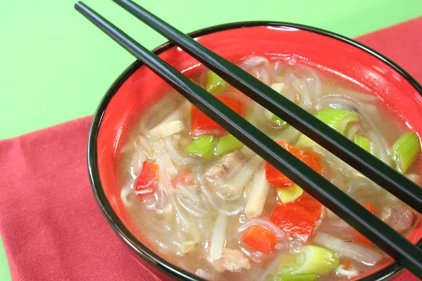 Saure Würzige Thai Suppe Mit Glasnudeln Huhn Bambussprossen Und Paprika — Stockfoto