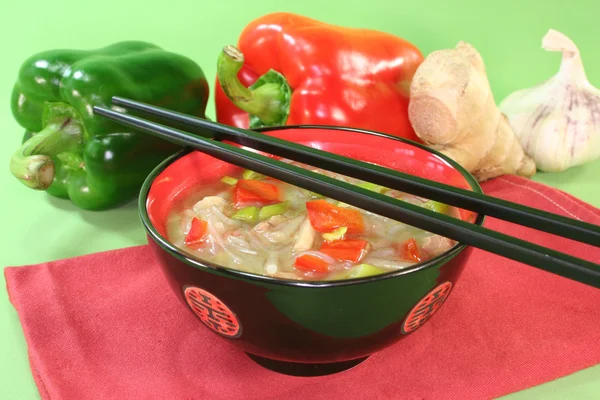 Saure Würzige Thai Suppe Mit Glasnudeln Huhn Bambussprossen Und Paprika — Stockfoto