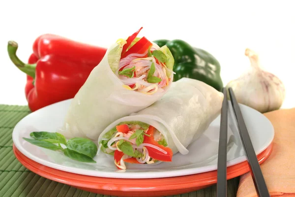 Salata Somon Pirinç Noodle Biber Tay Fesleğen Ile Şanslı Rulo — Stockfoto