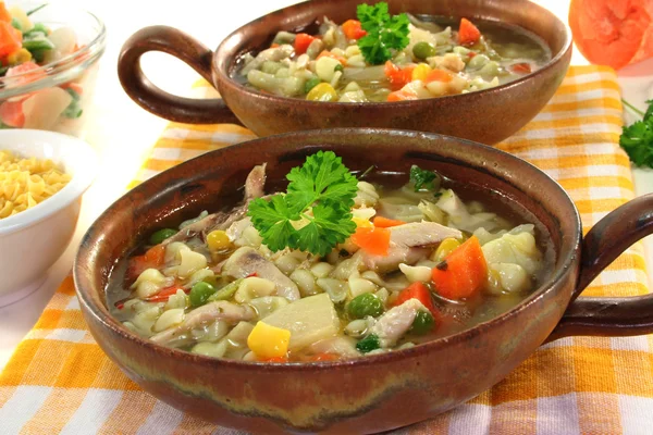 チキンと新鮮な野菜スープ チキン スープ — ストック写真