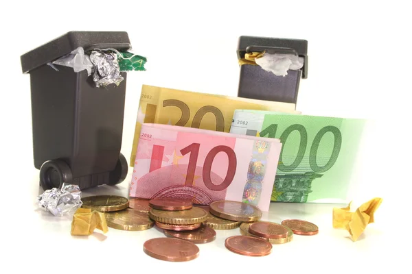 Volle Mülltonnen Mit Euroscheinen Und Euromünzen Auf Weißem Hintergrund lizenzfreie Stockbilder
