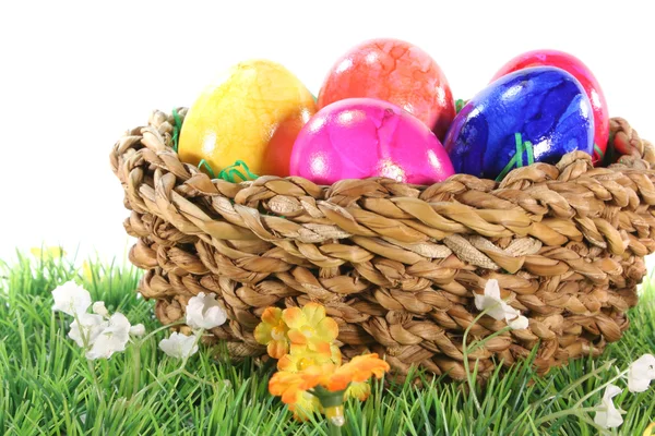Pasen Mand Met Kleurrijke Pasen Eieren Een Groene Weide — Stockfoto