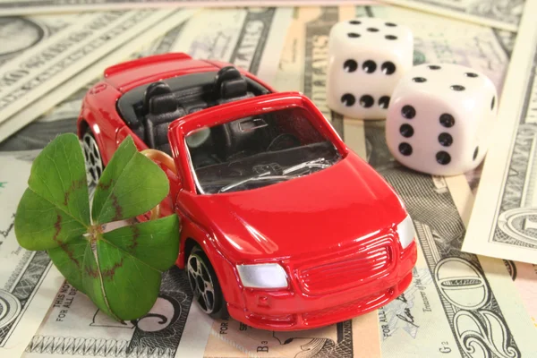 幸運のクローバー サイコロ ドルのノートが付いている赤い車 — ストック写真