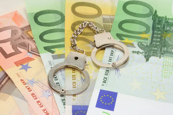 Srebrne Kajdanki Wielu Dużych Banknotach Euro — Zdjęcie stockowe
