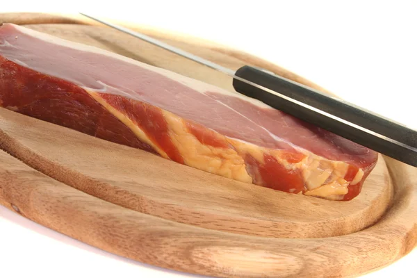 スモーク ベーコン 木の板のナイフ — ストック写真