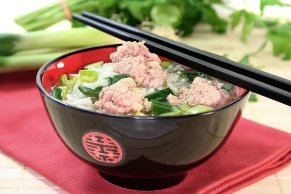 Sopa de arroz com bolas de carne — Fotografia de Stock
