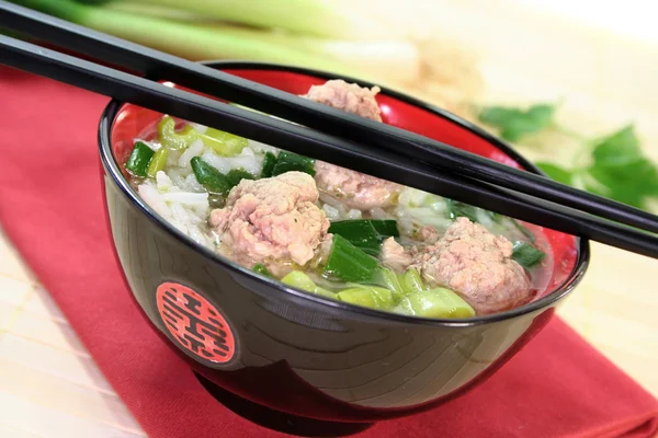 Reissuppe mit Fleischbällchen — Stockfoto