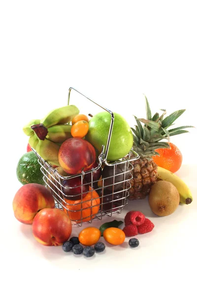 在购物篮中的水果混合 — 图库照片