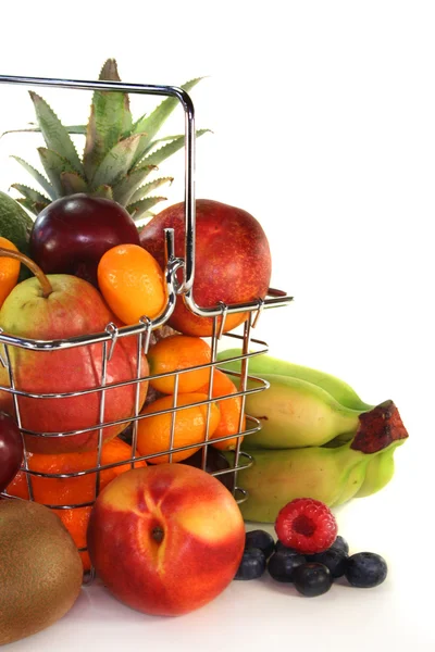 Mezcla de frutas en la cesta de la compra —  Fotos de Stock
