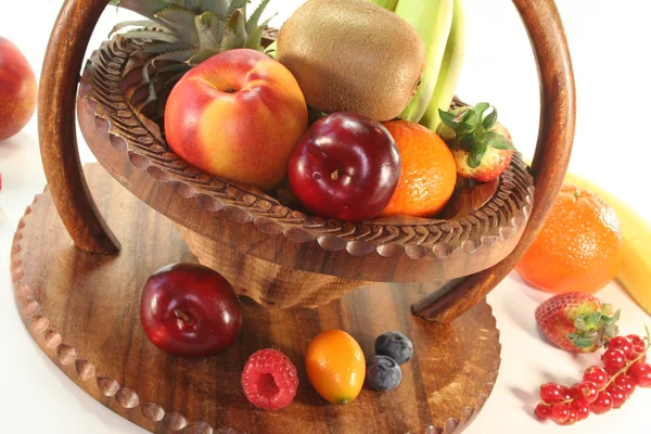 Mezcla de frutas en la cesta — Foto de Stock