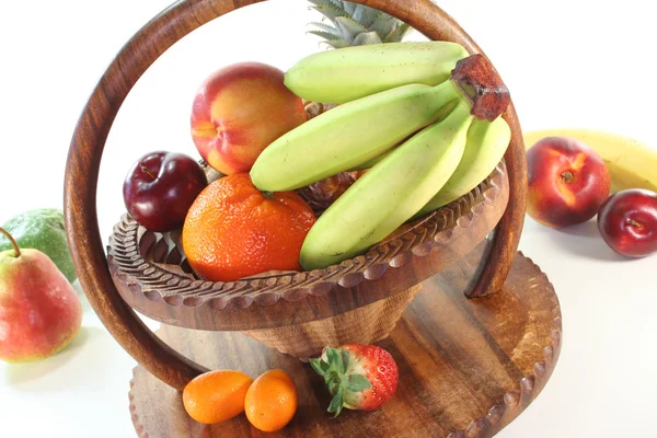 Mezcla de frutas en la cesta —  Fotos de Stock