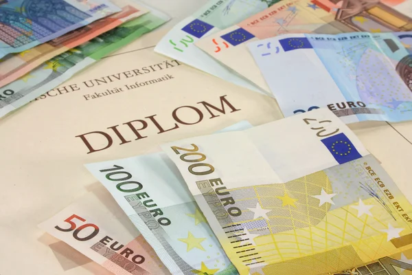 Diploma met eurobiljetten — Stockfoto
