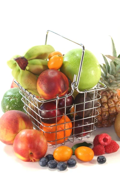 Mezcla de frutas en la cesta de la compra — Foto de Stock
