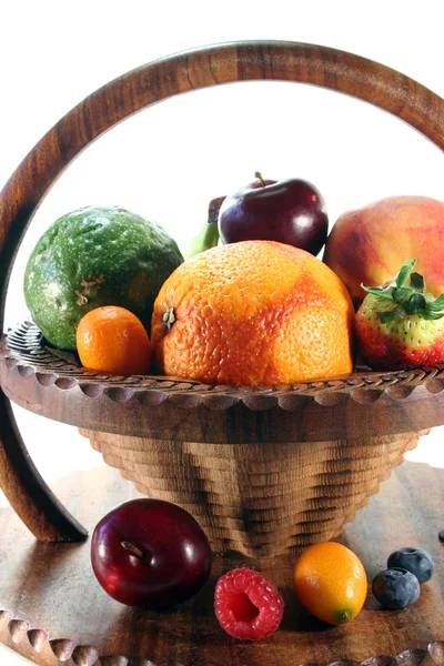 Miscela di frutta nel cestino — Foto Stock