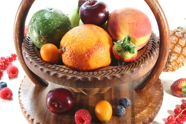 Mezcla de frutas en la cesta —  Fotos de Stock
