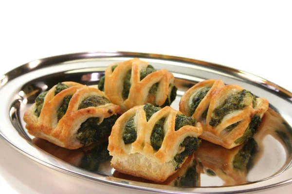 Puff pastry with spinach and cheese filling — Stock Photo, Image