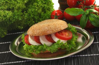 Domatesli simit ve mozzarella.