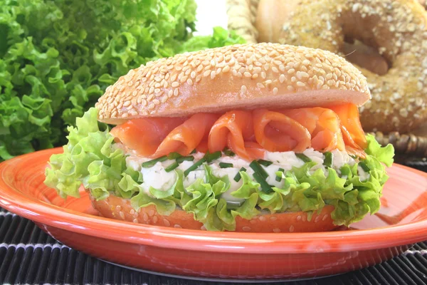 Bagel with cream cheese and salmon — Stock Photo, Image