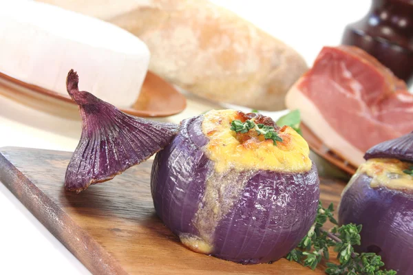 Stuffed onions with goat cheese — Stock Photo, Image