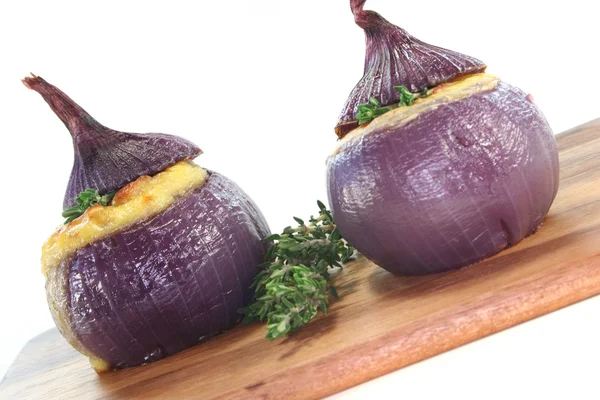 Cebule nadziewane z kozim serem — Zdjęcie stockowe