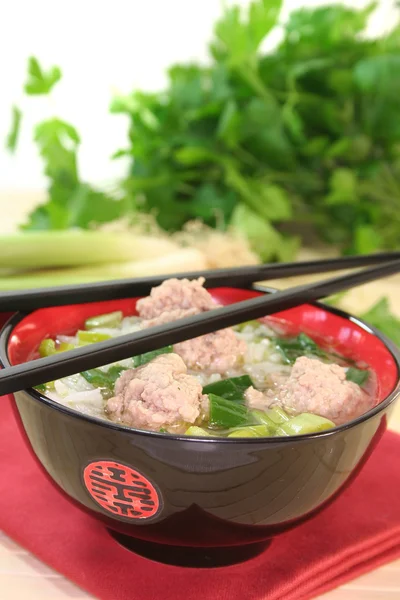 Sopa de arroz com bolas de carne — Fotografia de Stock