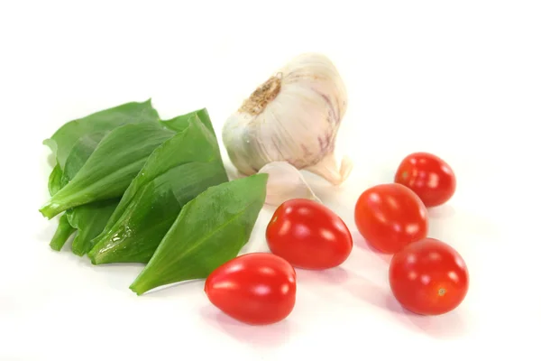 Wild garlic with tomatoes and garlic — Stock Photo, Image