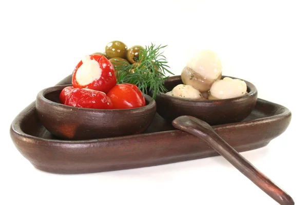 Azeitonas, pimentos recheados e cogumelos — Fotografia de Stock