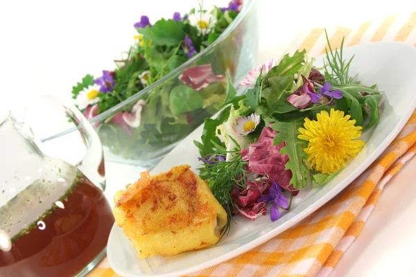 Dzikie zioło sałatka z kozim serem — Zdjęcie stockowe