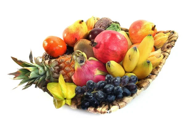 Mix ovoce v košíku — Stock fotografie