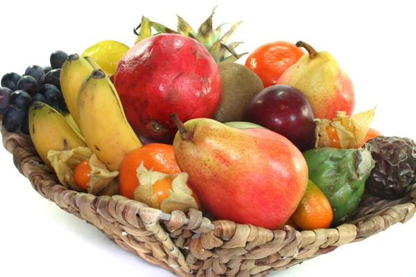 Mezcla de frutas en la cesta — Foto de Stock