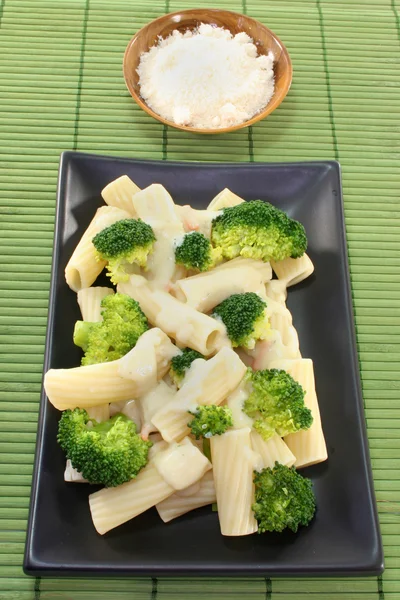 Tortiglione se sýrovou omáčkou z brokolice — Stock fotografie