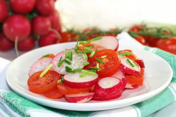 Салат из редьки и помидоров — стоковое фото
